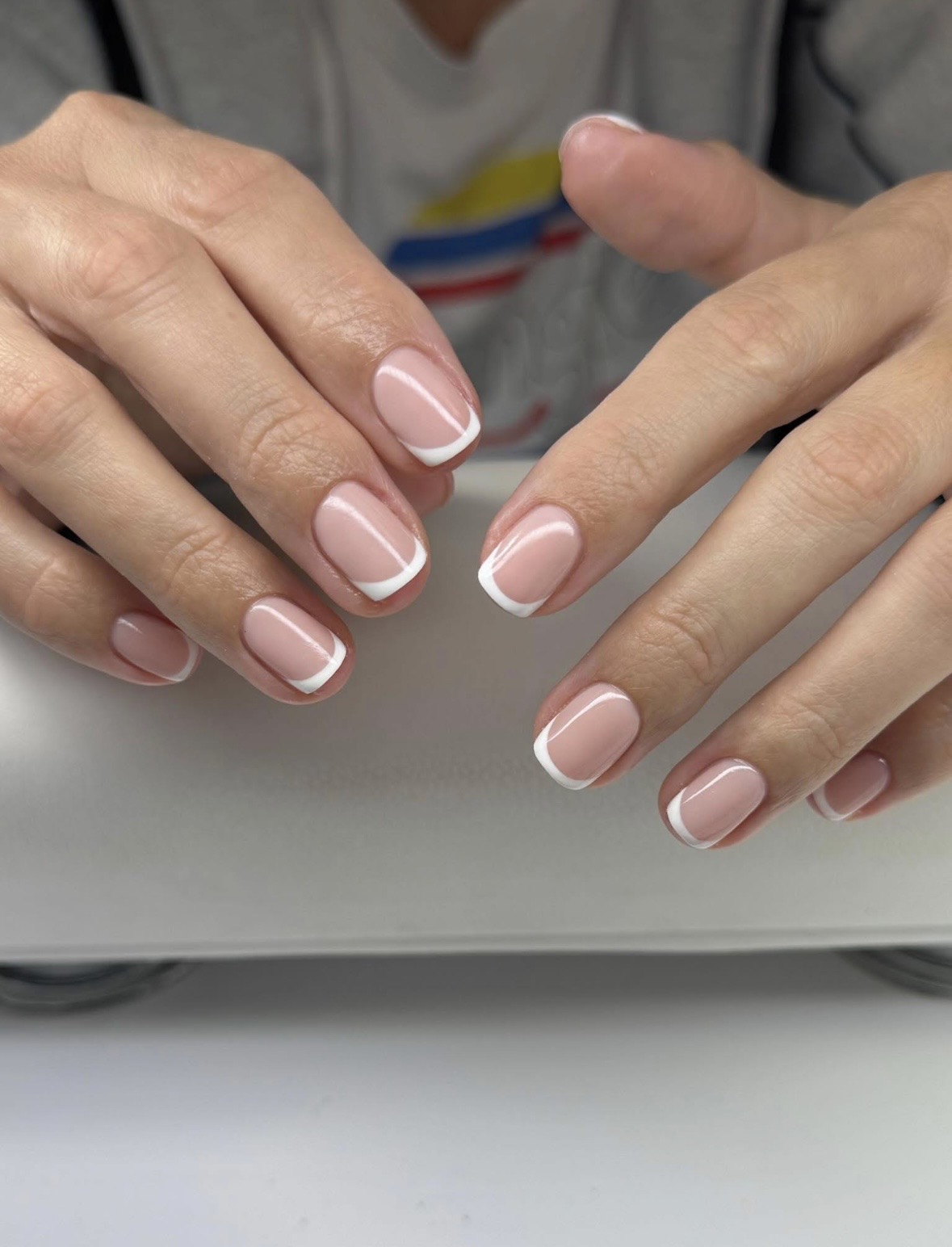 Klasická francouzská manikúra