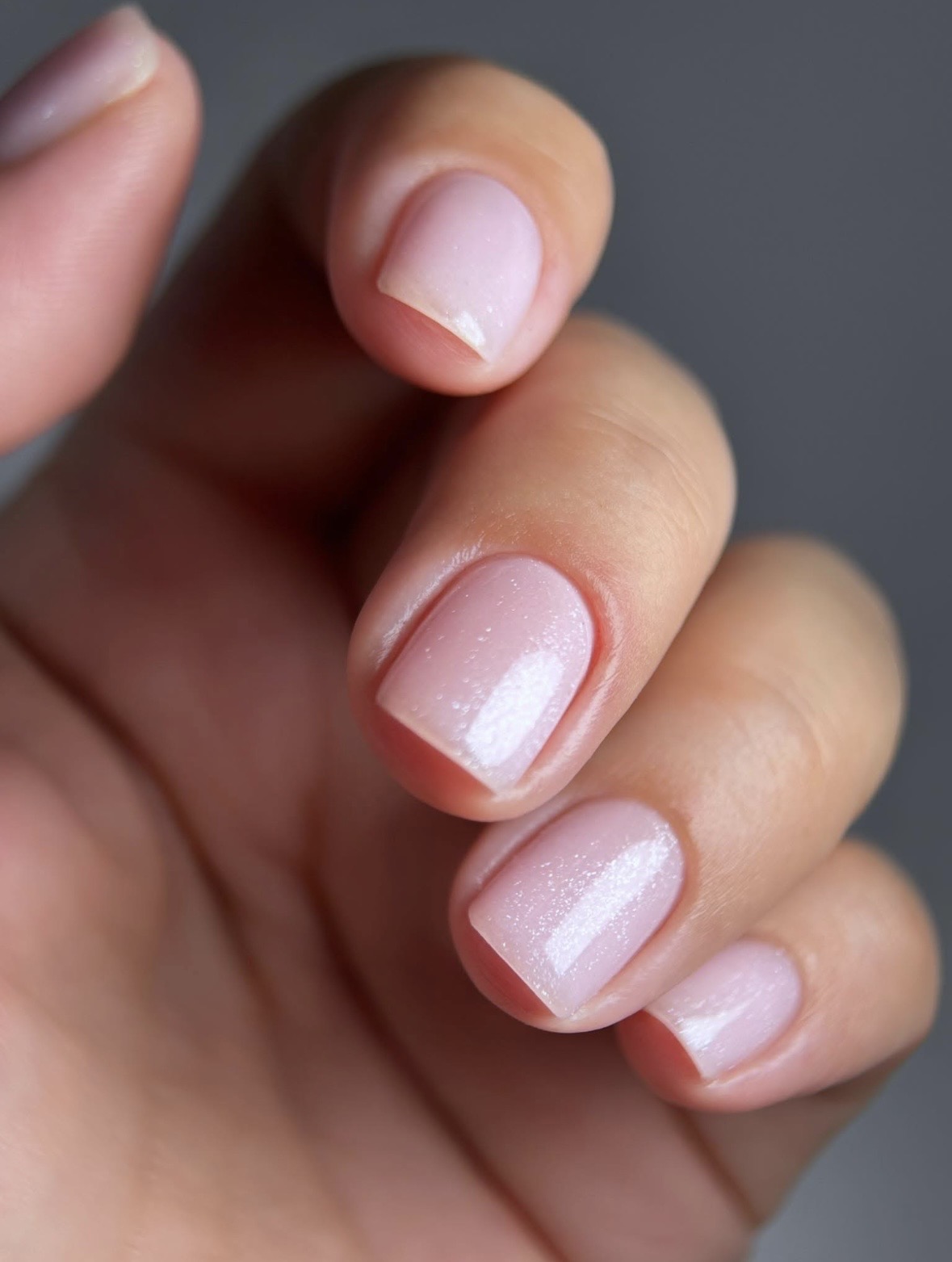 Krátké přírodní nehty s gel lakem