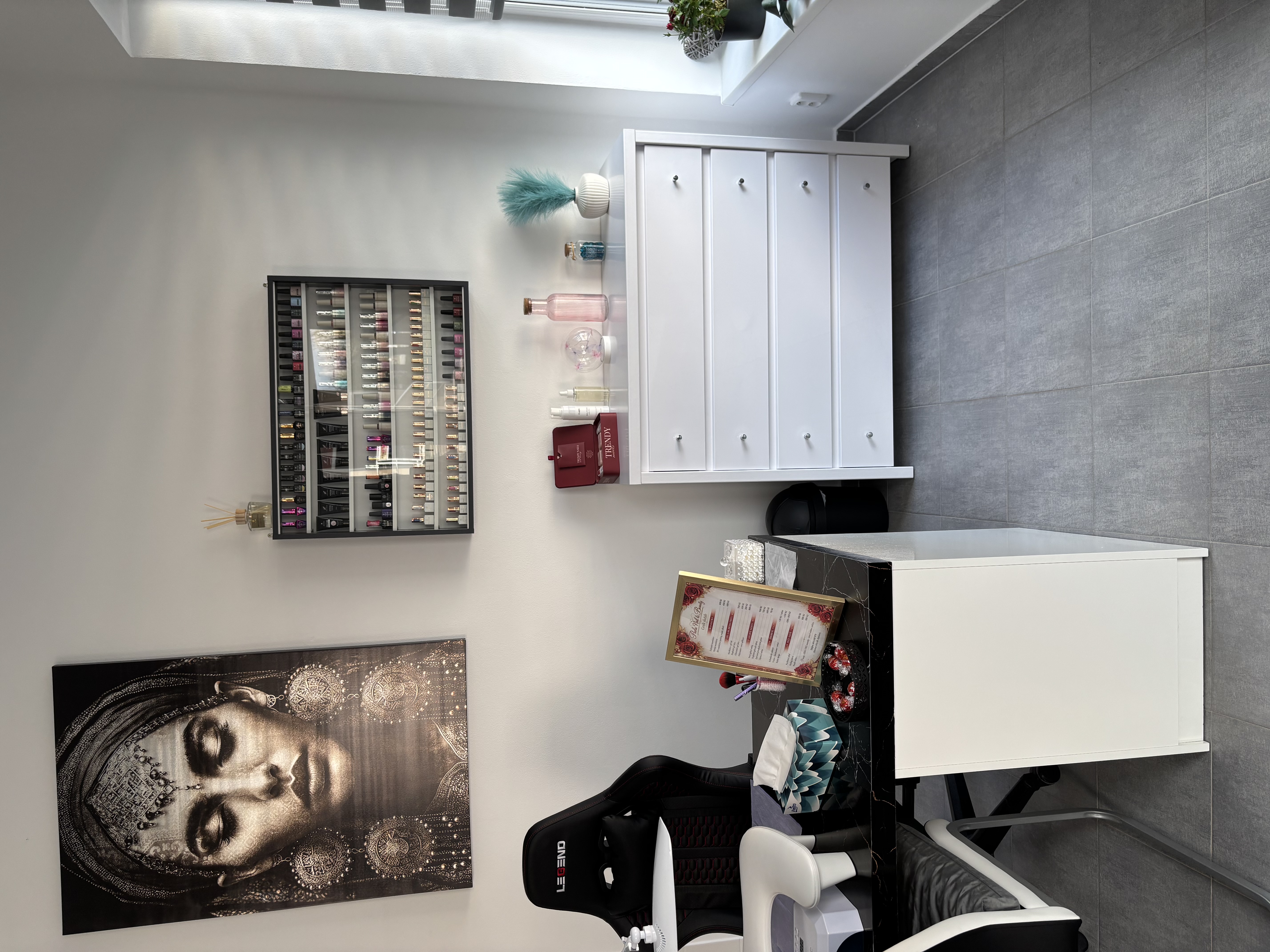 Manikérský pracovní prostor v salonu