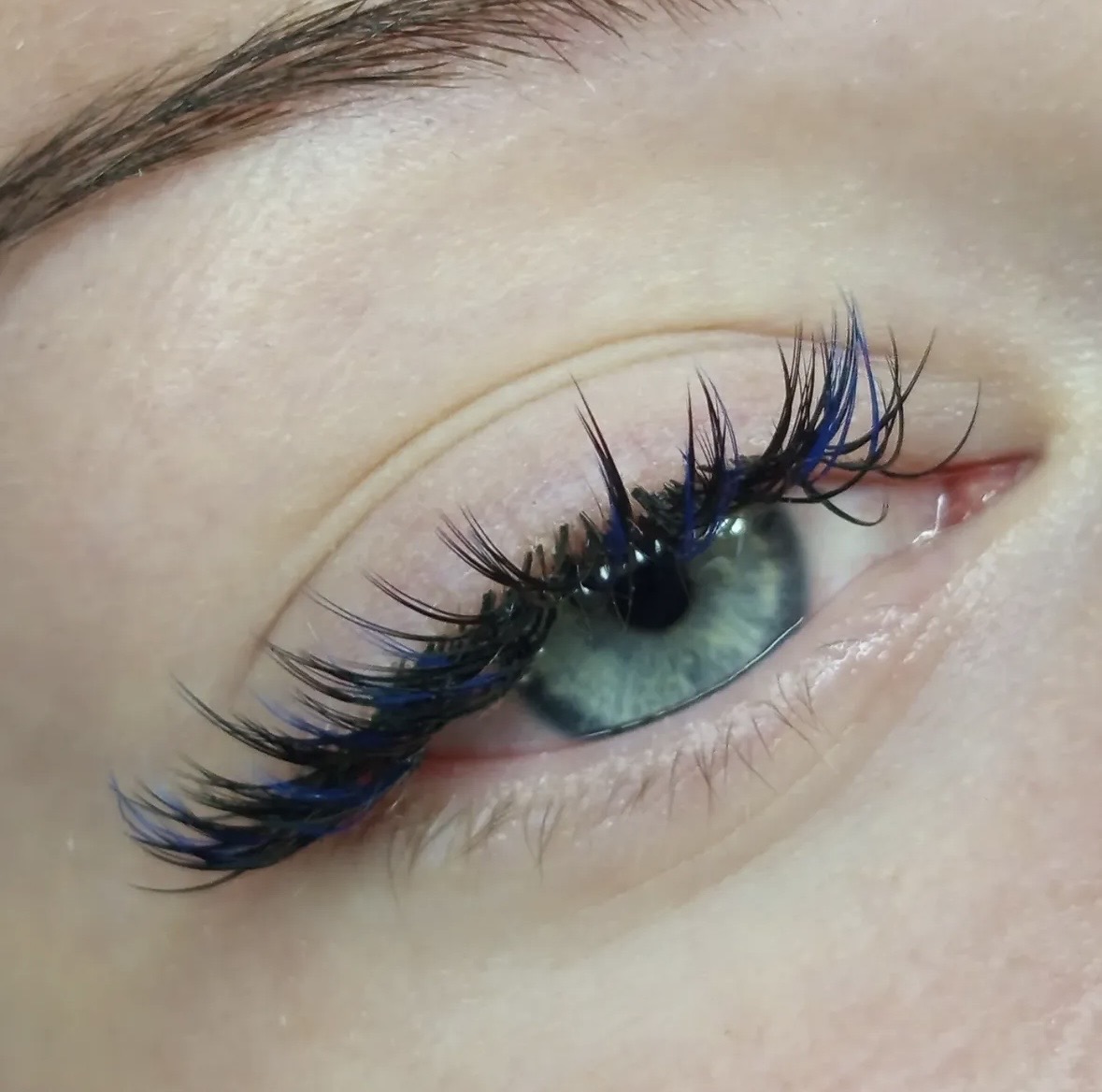 Tvarování a barvení obočí