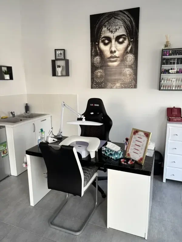 Manikérský pracovní prostor v salonu